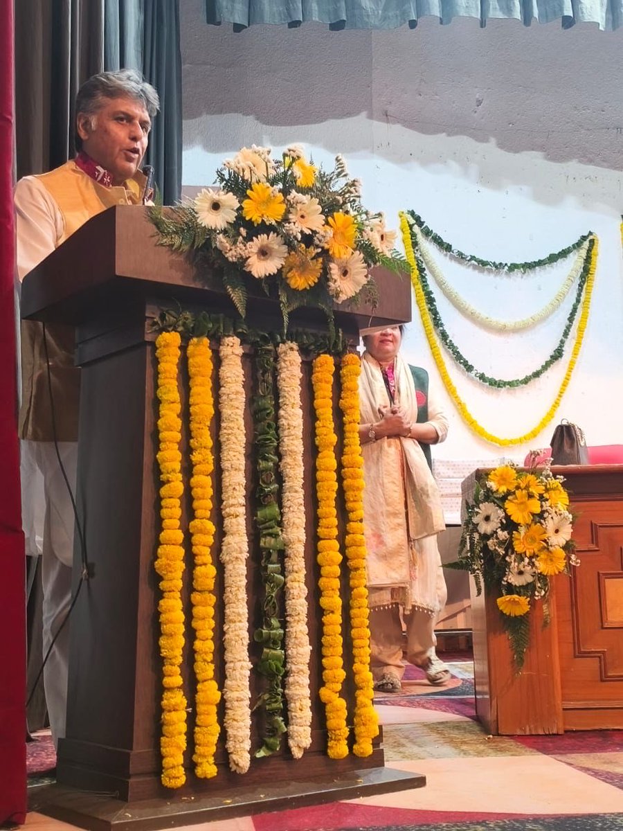 ManishTewari's tweet image. Addressed Annual Convocation of Sri Guru Gobind Singh Khalsa College for Women. It was such a pleasure interacting with ignited young women who graduated and Post Graduated from this august institution and are stepping out in the world to make a place for themselves in the world.