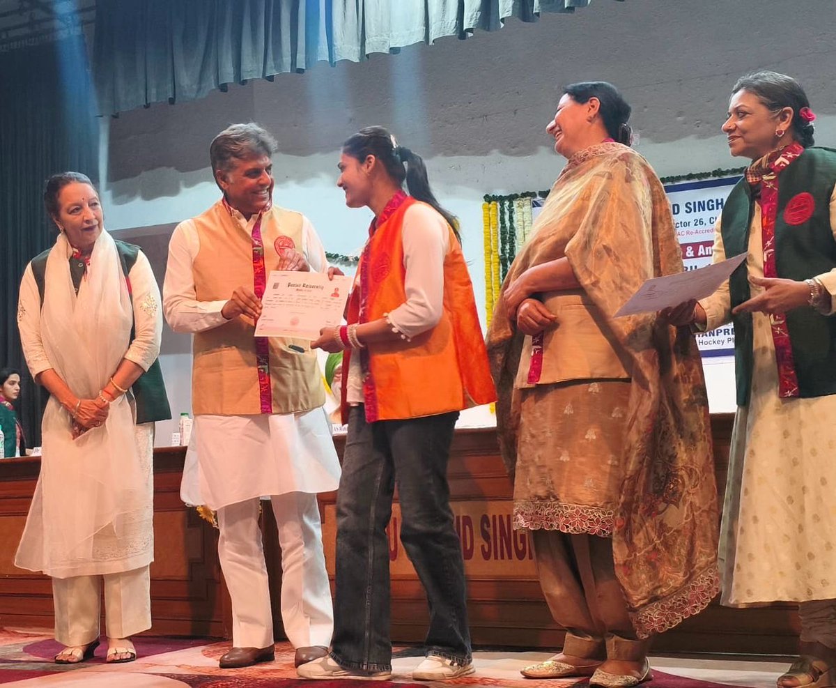 ManishTewari's tweet image. Addressed Annual Convocation of Sri Guru Gobind Singh Khalsa College for Women. It was such a pleasure interacting with ignited young women who graduated and Post Graduated from this august institution and are stepping out in the world to make a place for themselves in the world.