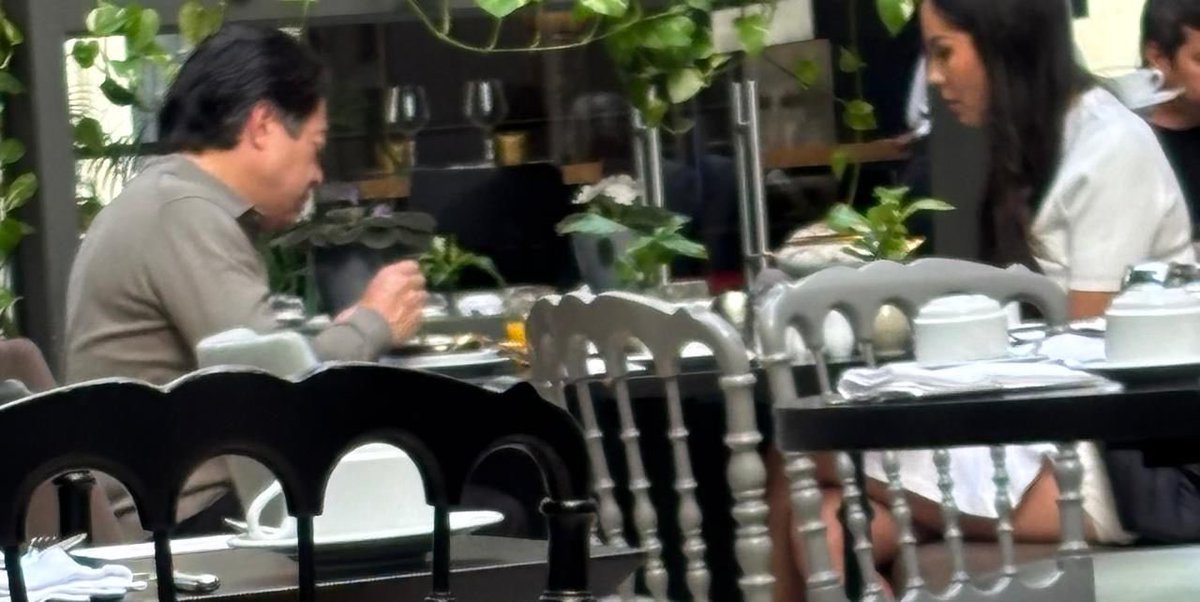 Halloween_miau's tweet image. Ahora don sapo es visto visitando las Europas.
Sí, tanto que critican los viajes ostentosos @mario_delgado es captado en el Hotel pousada de Portugal.
¿Y Tú chairo llevarás a tus hijos a Oaxtepec o al "rollo"?