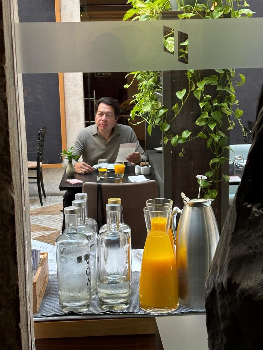 Halloween_miau's tweet image. Ahora don sapo es visto visitando las Europas.
Sí, tanto que critican los viajes ostentosos @mario_delgado es captado en el Hotel pousada de Portugal.
¿Y Tú chairo llevarás a tus hijos a Oaxtepec o al "rollo"?