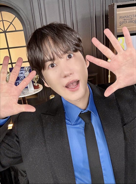 xckyucx's tweet image. 이이이이잉 미남 강아디🥹 대기실이 추운 규현이와 목선풍기 규현이
규현이 절대 춥지 마
규현이 덥지 마
더웠다가 추웠다가 밖은 덥고 실내는 춥고 하지 마