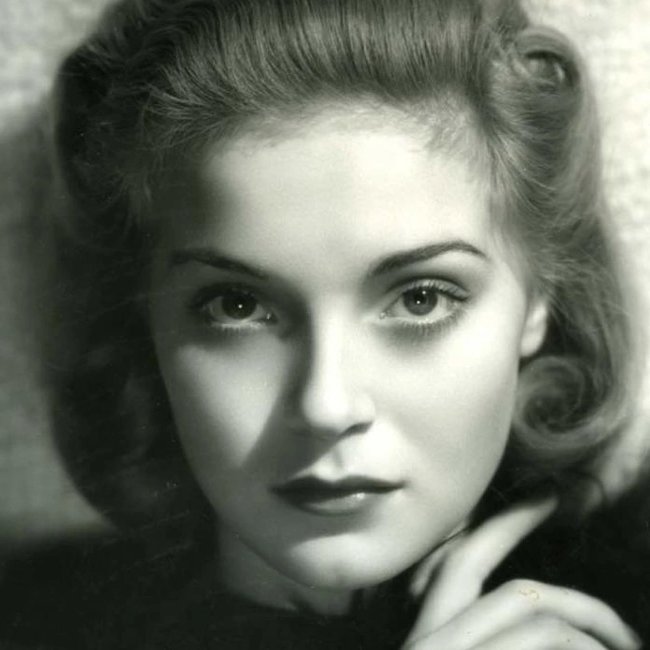 DrBuzz_Forensic's tweet image. Actress Nan Grey was #BornOnThisDay July 25, 1918. Teenage & adult actress known for her film role as a "victim with lesbian overtones" in Dracula's Daughter (1936), later married the singer Frankie Laine in 1950. Passed in 1993 on her birthday (age 75) from heart failure #RIP