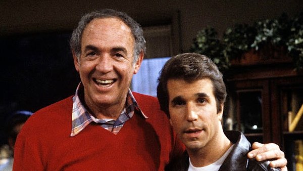 DrBuzz_Forensic's tweet image. Actor/director Jerry Paris was #BornOnThisDay July 25, 1925. Remembered for playing "Jerry", the next-door neighbor on The Dick Van Dyke Show (1961-'66). Paris directed numerous TV shows, such as Happy Days (237 episodes) Passed 1986 (age 60) from a #braintumor. #RIP #gonetoosoon