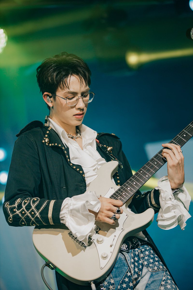Hello98_th's tweet image. นี่แหละ! ‘PROXIE BAND’ ของจริง
เมื่อ ‘PROXIE’ คว้าเครื่องดนตรีโชว์สด ซิงเกิลใหม่ ‘ดีอยู่แล้ว ที่ต้องลา (I’M GOOD)’

🔗facebook.com/share/p/16sDxU…

#PROXIEth  #proxieofficialth
#bROTHERSMUSIC