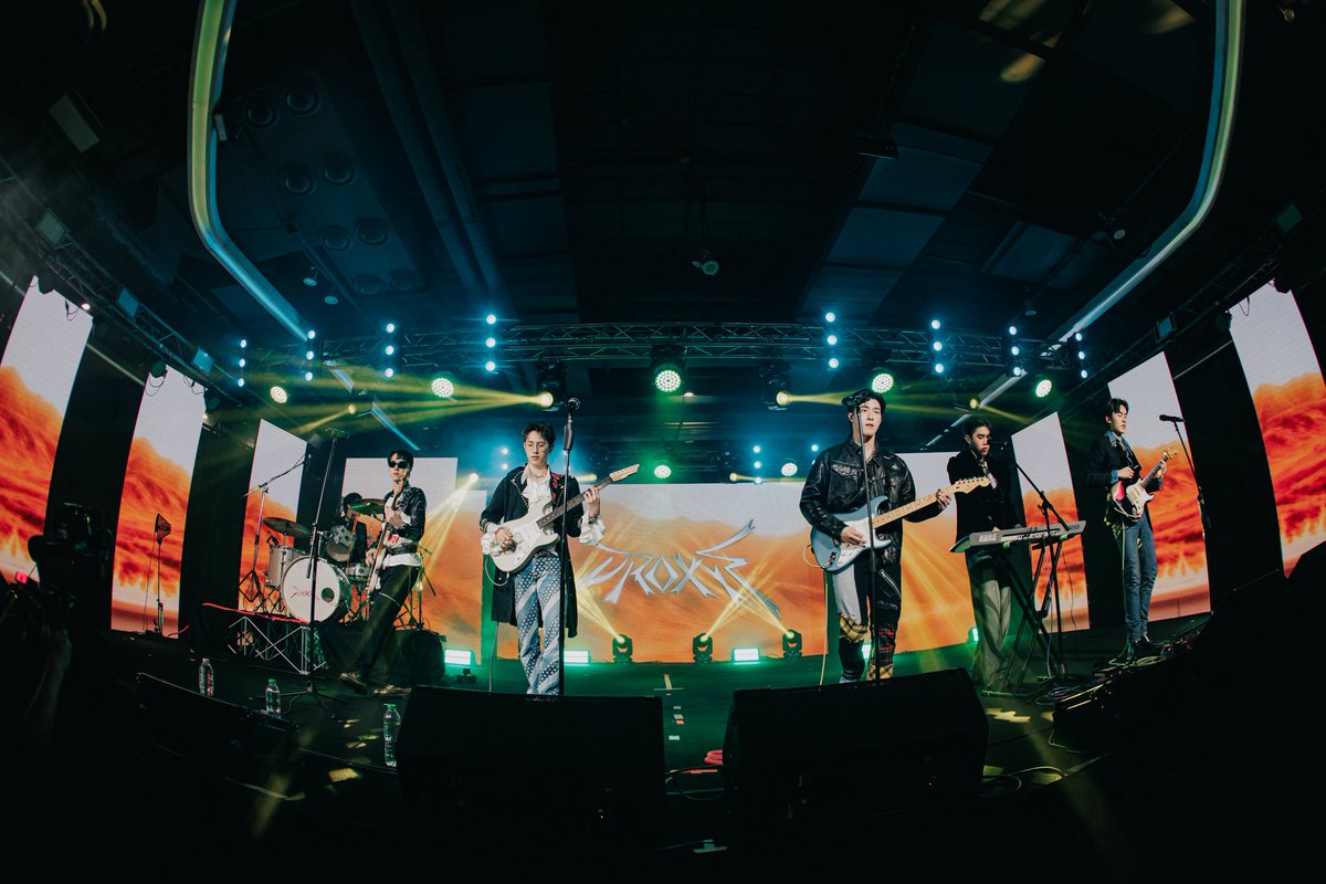 Hello98_th's tweet image. นี่แหละ! ‘PROXIE BAND’ ของจริง
เมื่อ ‘PROXIE’ คว้าเครื่องดนตรีโชว์สด ซิงเกิลใหม่ ‘ดีอยู่แล้ว ที่ต้องลา (I’M GOOD)’

🔗facebook.com/share/p/16sDxU…

#PROXIEth  #proxieofficialth
#bROTHERSMUSIC