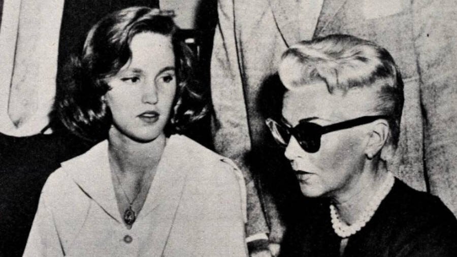 DrBuzz_Forensic's tweet image. Cheryl Crane was #BornOnThisDay on July 25, 1943. Film Star Lana Turner's only child, in 1958 Crane (age 14) stabbed to death her mother's lover, Johnny Stompanato, during a domestic struggle, his death was later deemed a justifiable #homicide. BEST #birthday 81 years YOUNG #BOTD