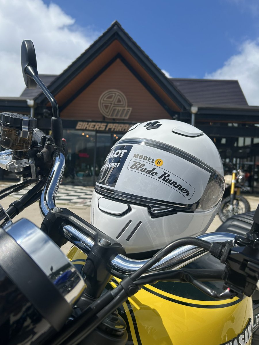 bipa_jp's tweet image. Good morning biker’s!!

本日のバイパラ周辺の天気は晴れ☀️
最高気温は28度、山の上の風は涼しく気持ちのいい天気です☺️

godblincさんのヘルメットが、レンタルバイクで試せる様になりました🙌

このBladeRunnerはMFJ公認の品質の高さ😳
ぜひバイクに乗って、その性能を体感してみませんか✨