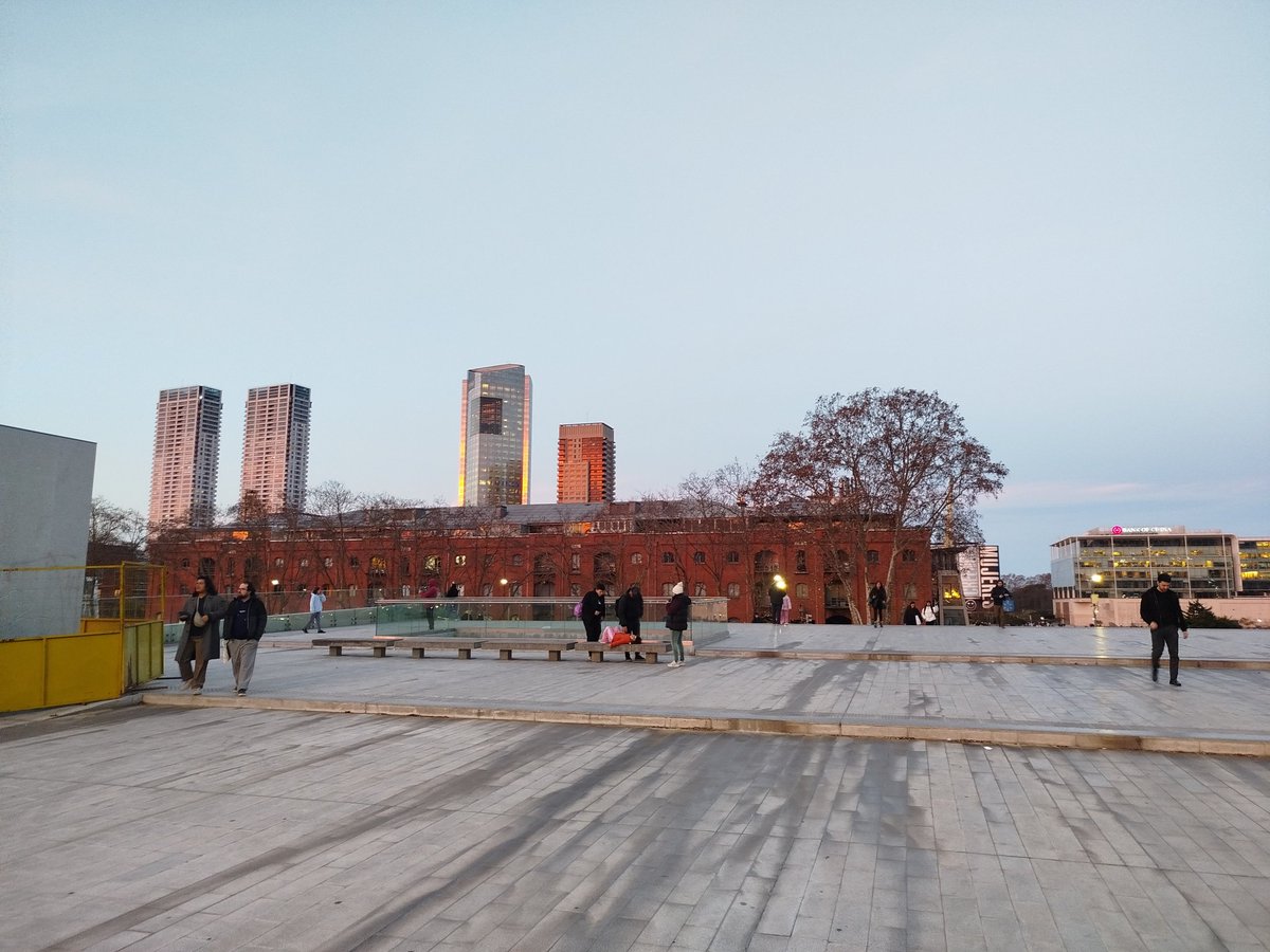 ArtemJoyero1's tweet image. Atardecer invernal en Buenos Aires a metros de la Casa Rosada.