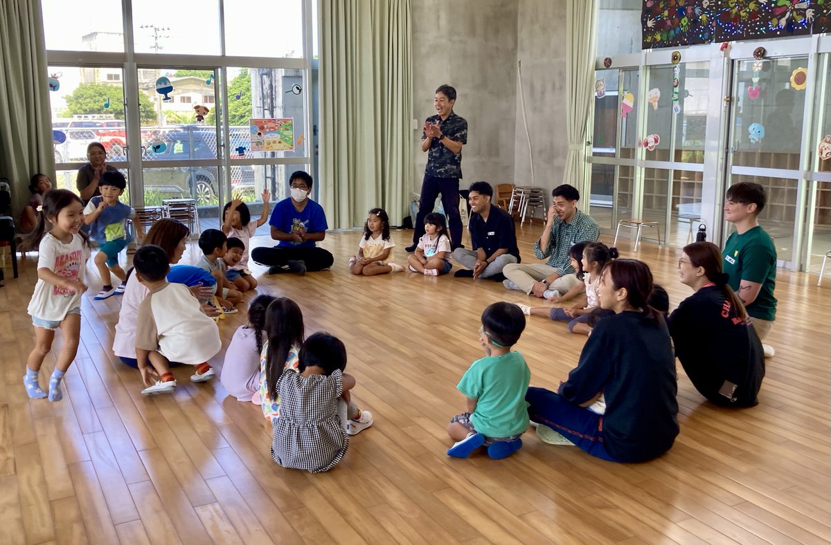 mcipac_jp's tweet image. 7月23日、海兵隊キャンプ・ハンセン所属の第12海兵沿岸連帯のボランティア3人が地元金武町のこども園を訪問し、園児たちと英語交流会を行いました。
キャンプ・ハンセンは地元貢献活動を積極的に行っており、金武町のこども園を毎週のように訪れ簡単な英会話を教えています。
📷: Asako Ishimura