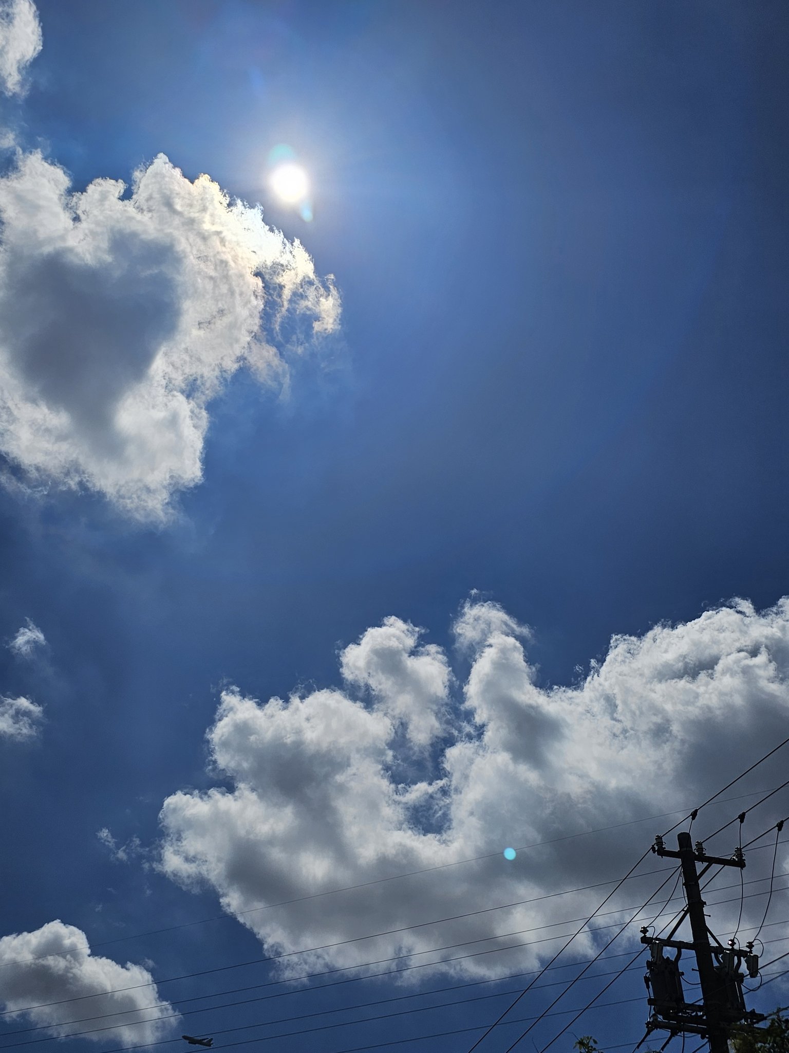 DREAMS FLOAT 青空と白い雲 雲の運搬と青空カラス 今日はmuchiko地方、雲がもこもこ ドドっ