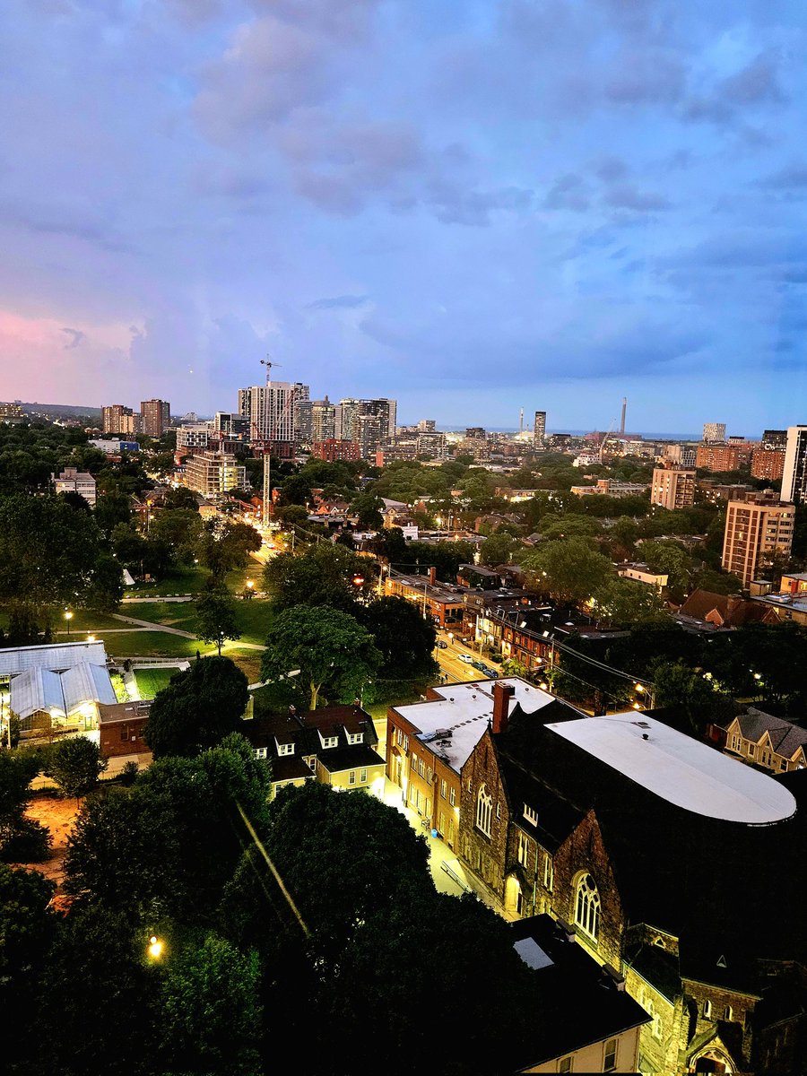 🇨🇦🍁⚡️🌩 Wow. Major thunder and lightning here in downtown Toronto! These skies are remarkable! Mother Nature puts on the best show! Good night, everyone! Did you have a good day? Did you feel hopeful? 
11 to 4 for #MyJays⚾️🍁🇨🇦👊