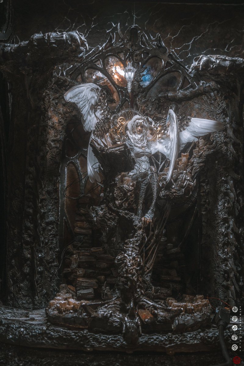 yangkunfeng's tweet image. one-off作品
2025年WF夏で展示します!
The Fallen Angel この作品は、純白の天使が邪悪な大聖堂に強制的に召喚され、堕落の呪文を唱え始める瞬間を表現しています。無垢な存在が悪に染まっていく過程を通じて、相反する二つの力——「純粋」と「腐敗」——の激しい衝突を描いています。