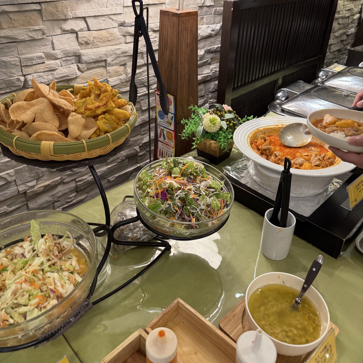 池袋PARCO内にある、タイ国商務省認定レストランで食べ放題ランチ🍽

🐘【タイサバイ】🇹🇭

とにかくタイ料理を食べまくりたくて行ってきた！サラダやおかず、カレーなど全11種が食べ放題🥹✨

ビュッフェのみ:1680円
ビュッフェ＋メイン＋ドリンク:1980円

5歳以下無理＆小学生は980円