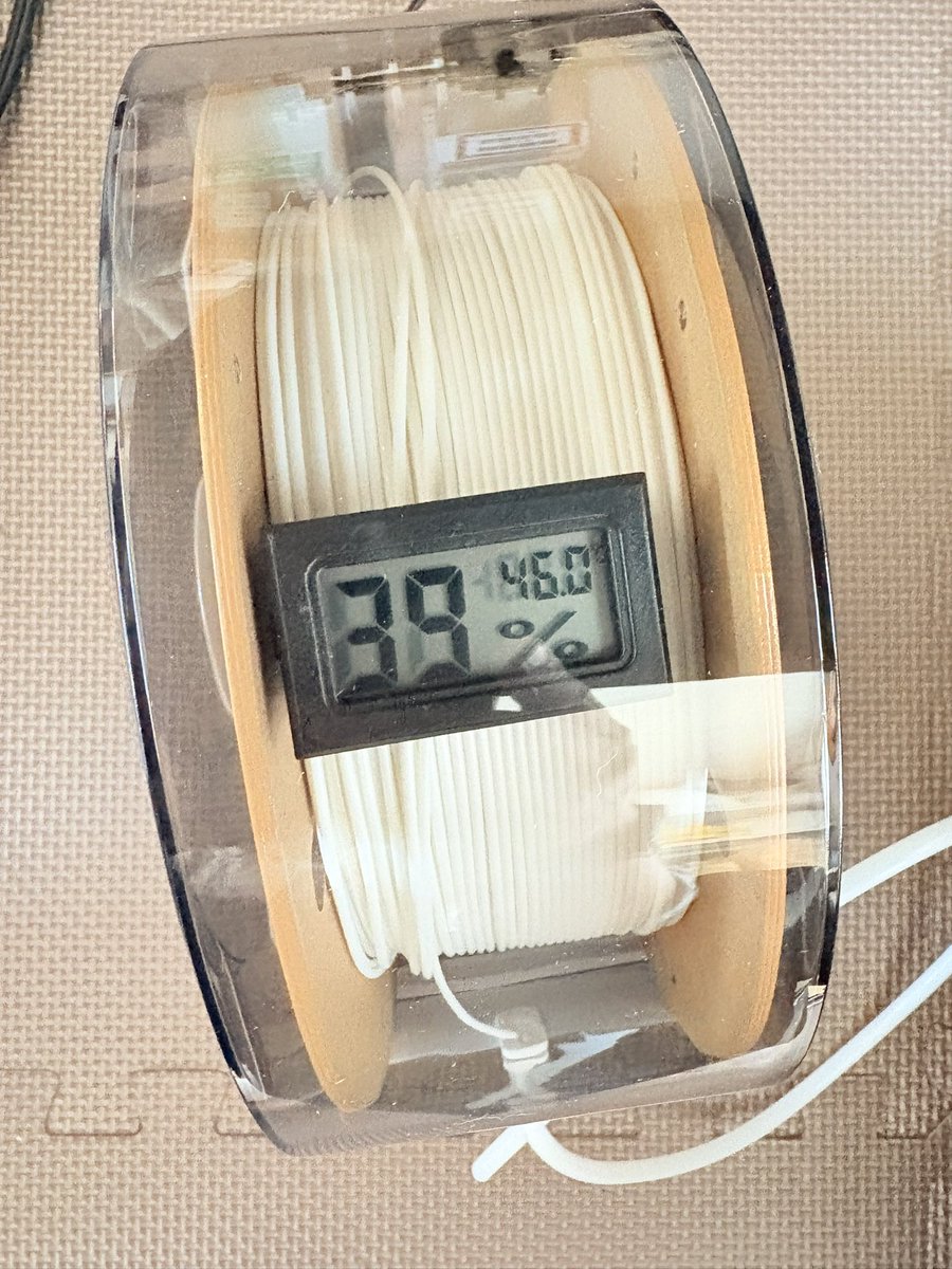 AnthroMate's tweet image. フィラメントドライヤーと適当な温湿度計が到着
即時発送は便利ですね
中にフィラメントを設置してスイッチを入れると温風が出る仕組み、シンプルながら10分もせず中の湿度が10%以上低下
最大36時間稼働、ああなるほどこれはもう3Dプリンターのお供だったんだね...