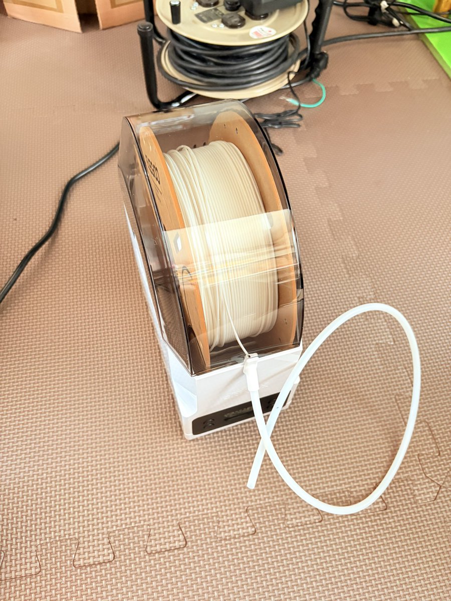 AnthroMate's tweet image. フィラメントドライヤーと適当な温湿度計が到着
即時発送は便利ですね
中にフィラメントを設置してスイッチを入れると温風が出る仕組み、シンプルながら10分もせず中の湿度が10%以上低下
最大36時間稼働、ああなるほどこれはもう3Dプリンターのお供だったんだね...