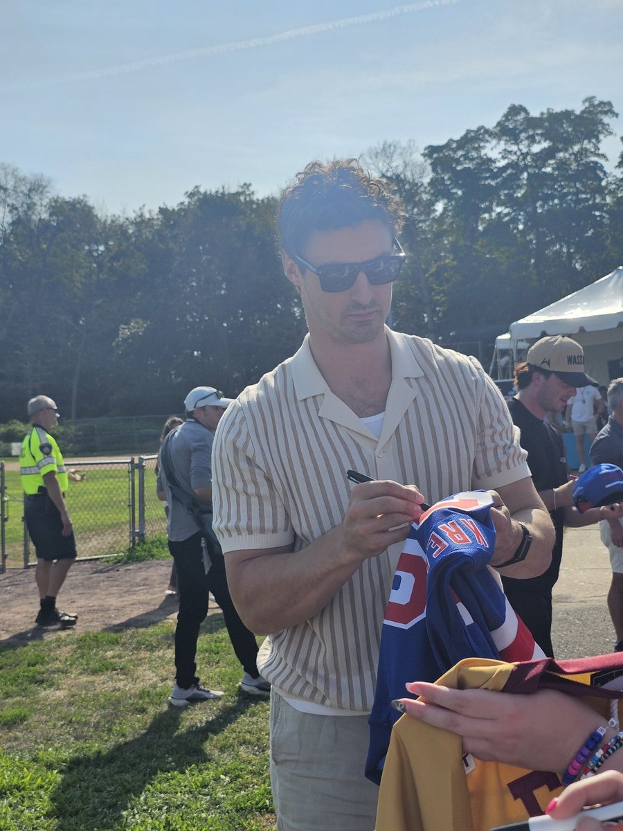 lefttoremind's tweet image. Kreider really took his time for all the fans and was so kind, but his signing line had a real funeral procession vibe to it today 😭