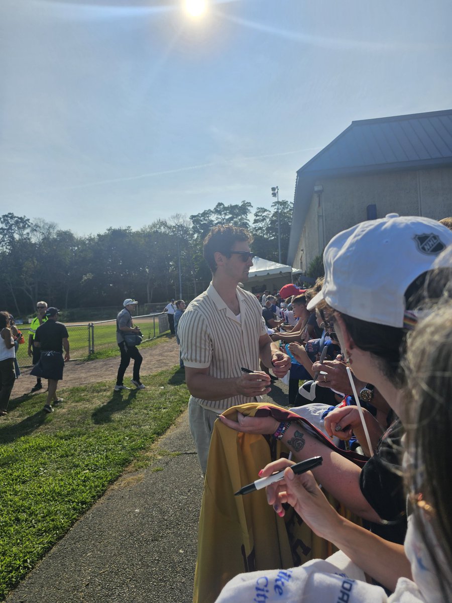 lefttoremind's tweet image. Kreider really took his time for all the fans and was so kind, but his signing line had a real funeral procession vibe to it today 😭