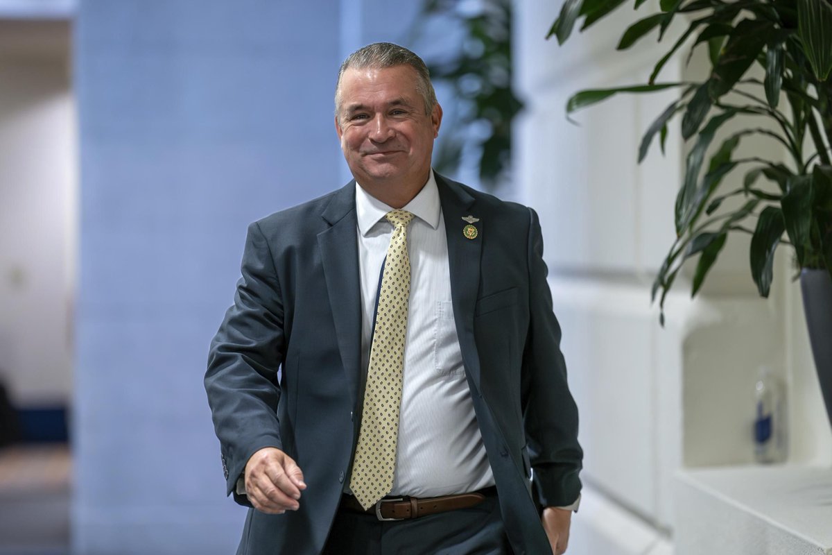 nationaljournal's tweet image. House Republicans enter the 2026 cycle with a three-seat majority, and they hope to defy history by maintaining control of the chamber. That won’t be easy.
@jamesd0wns explains why in the initial 2026 House Power Rankings (unlocked):
buff.ly/GDxssx3
