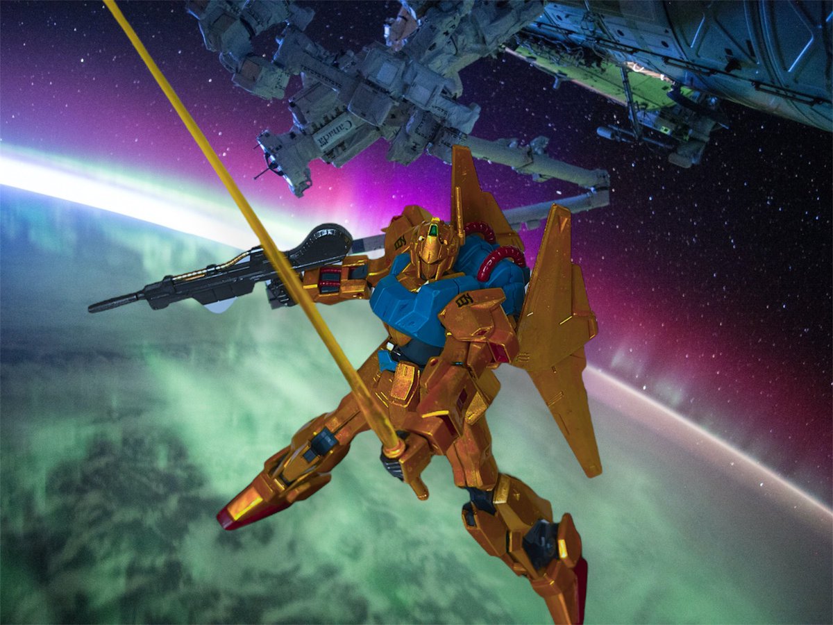 ついにこのTLで百式をアップする日が来ました⸜( ˶'ᵕ'˶)⸝金色を下地にオレンジと黄色を上塗りしています(*^^*)筆塗りも慣れてきましたが、まだまだ未熟です💦頑張ります(ง •̀_•́)ง
 #金金キラキラ百式
 #ガンプラ好きと繋がりたい 
 #Photoroom