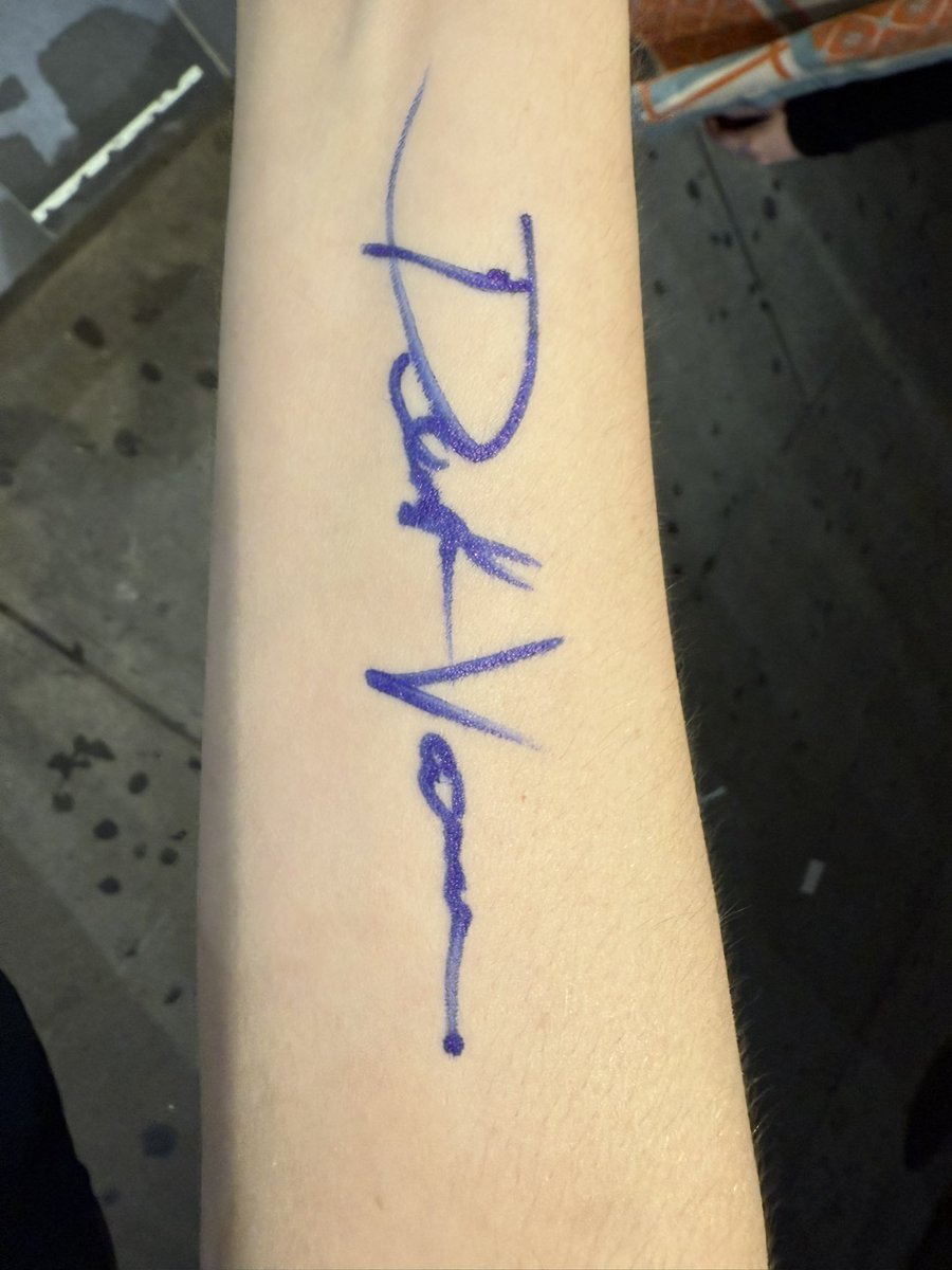 NewWayz2Dream's tweet image. Video to come - but Jean did in fact sign my arm as Deborah Vance and I’m on my way to the tattoo parlor 😍