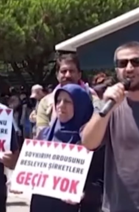 Bakırköy Savcılığı yeni taktik geliştiriyor sanırım.

Artık eylemlerde alanlardan almak yerine, eylem sonrası evlerinden alıyorlar insanları. Gece 00.30'da evinden aldıkları teyzeye bakın. 62 yaşında. İsrail ticaretine son verilsin dedi diye aldılar, bir gün gözaltında tuttular.