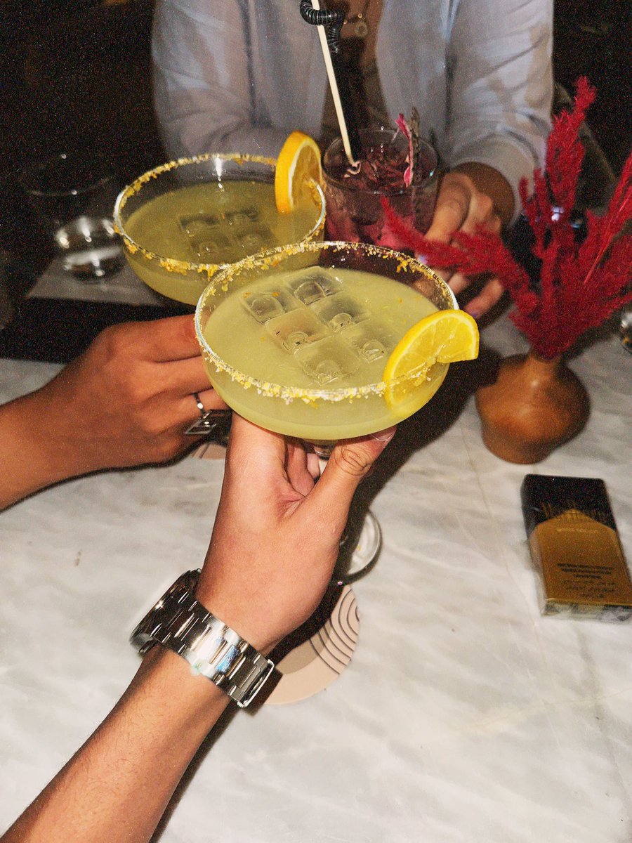 miow404's tweet photo. 🍸🪞 https://t.co/ZCBmJLnINo
