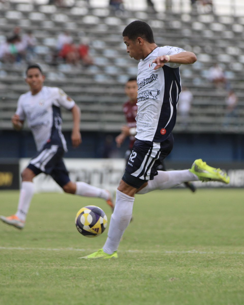 LigaFUTVE's tweet image. 👀 • ¡Ojo con este chamo! Tiene gol…
🙌🏼 • Luis Álvarez, de 18 años, se apuntó su primer gol en la @LigaFUTVE respondiendo a la confianza que deposita @FCYaracuyanos en quien venía siendo uno de sus mejores artilleros en la @LigaFUTVEJunior
😎 • El joven marabino es un…