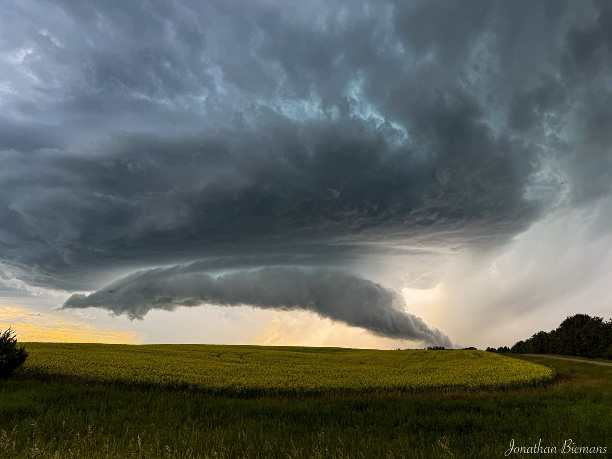 Stunning supercell east of Wetaskiwin, Alberta! 

6:45 PM July 24, 2025 

#abstorm #supercell #shareyourweather