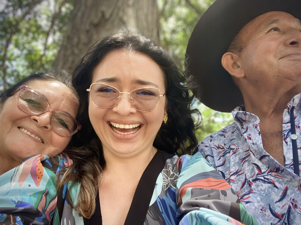 cafe_con_alba's tweet image. #tbt
Título de la obra: Los míos
Somos tres hermanos.
Ser la hija menor implica una carga:
la de contar los chistes ¡Buenísimos!
Ellos, en acto de amor y solidaridad, sonríen.
Y eso basta.