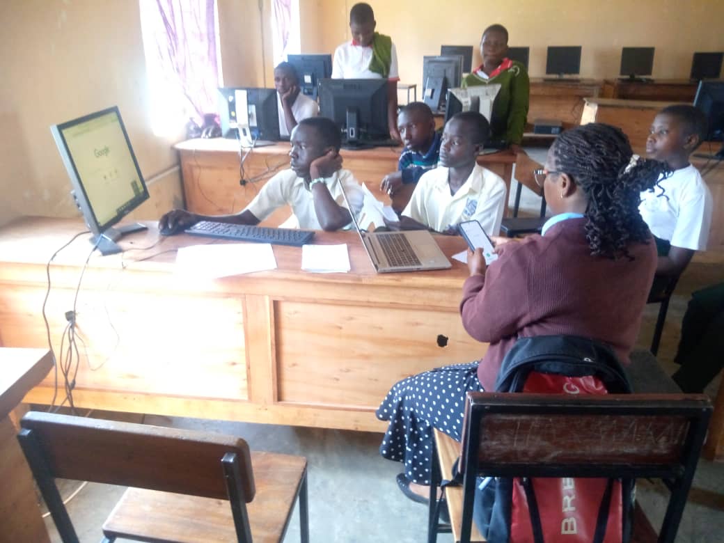 SharebilityUg's tweet image. Yesterday ,At St Antonios Orthodox SS,  Monde Luweero for the 2nd edify Exhibition mentorship visit...Students Concentrate on their website project . #EdifyEdtech #SharebilityEdutech .