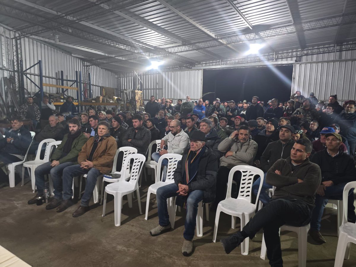 cdcamy's tweet image. En Colonia. En la Gomeria “Auto SPA”. Reunido con vecinos, convocado para exponer sobre los fundamentos del proyecto de ley sobre la tenencia responsable de armas de fuego, que presentamos en el Senado de la República.