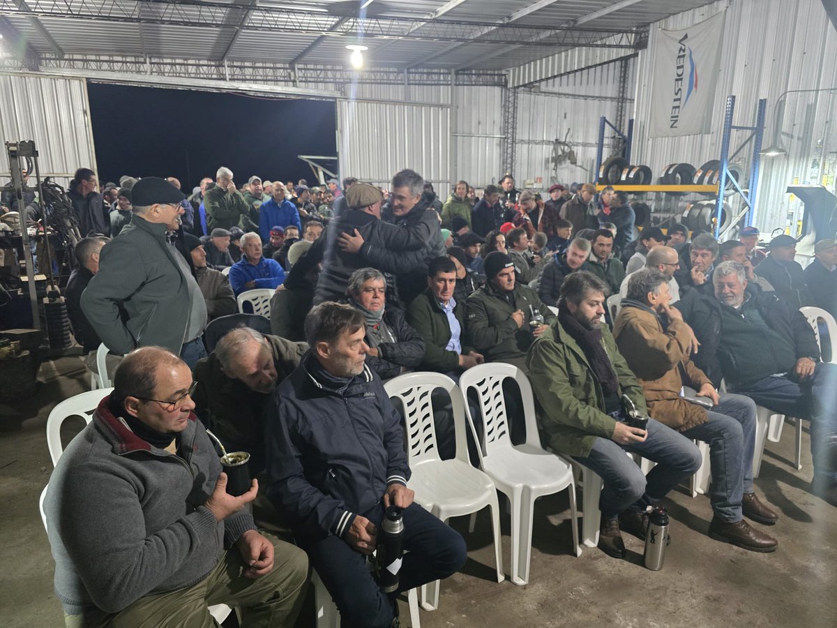 cdcamy's tweet image. En Colonia. En la Gomeria “Auto SPA”. Reunido con vecinos, convocado para exponer sobre los fundamentos del proyecto de ley sobre la tenencia responsable de armas de fuego, que presentamos en el Senado de la República.