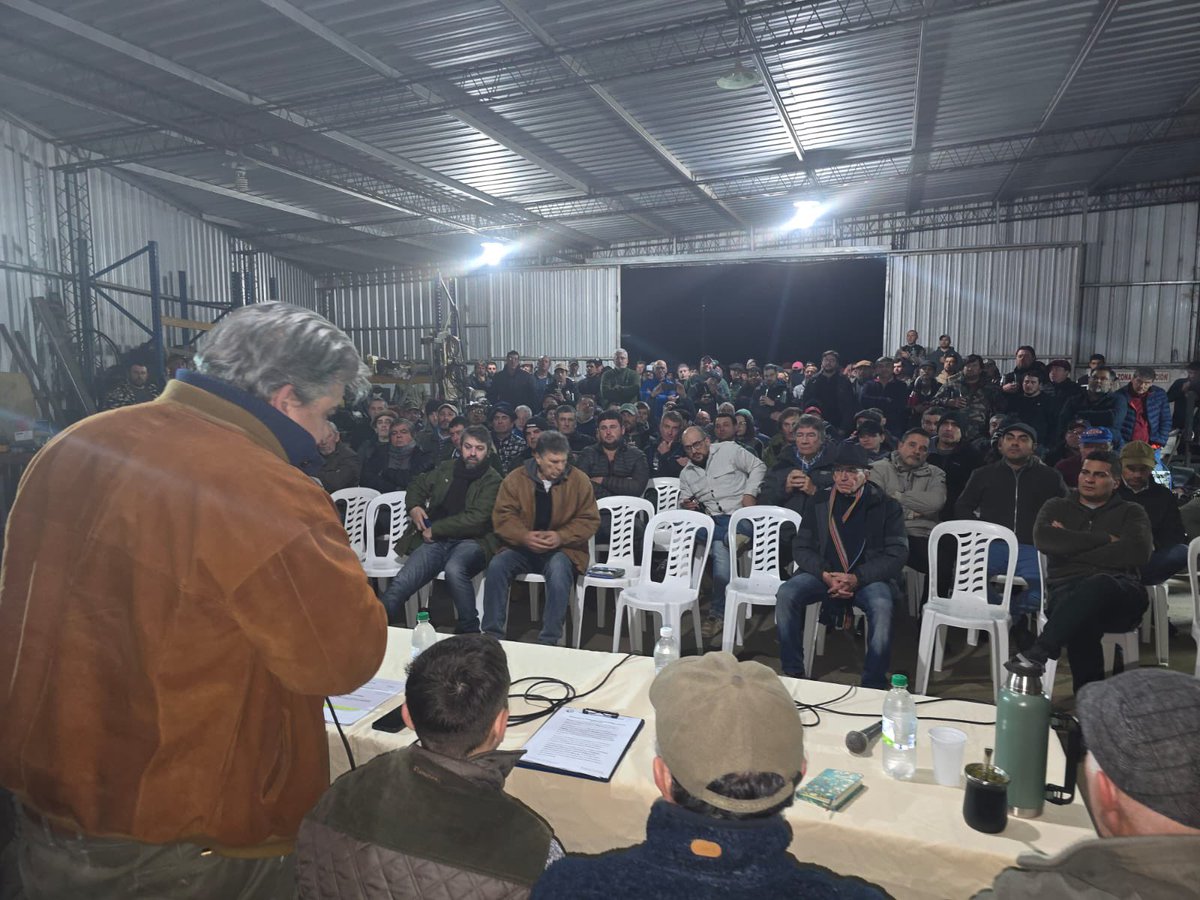 cdcamy's tweet image. En Colonia. En la Gomeria “Auto SPA”. Reunido con vecinos, convocado para exponer sobre los fundamentos del proyecto de ley sobre la tenencia responsable de armas de fuego, que presentamos en el Senado de la República.