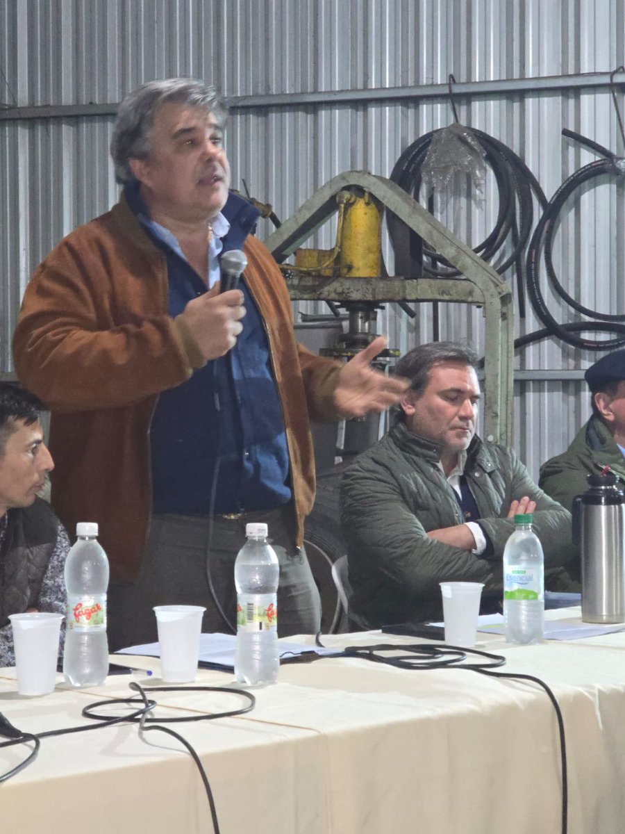 cdcamy's tweet image. En Colonia. En la Gomeria “Auto SPA”. Reunido con vecinos, convocado para exponer sobre los fundamentos del proyecto de ley sobre la tenencia responsable de armas de fuego, que presentamos en el Senado de la República.