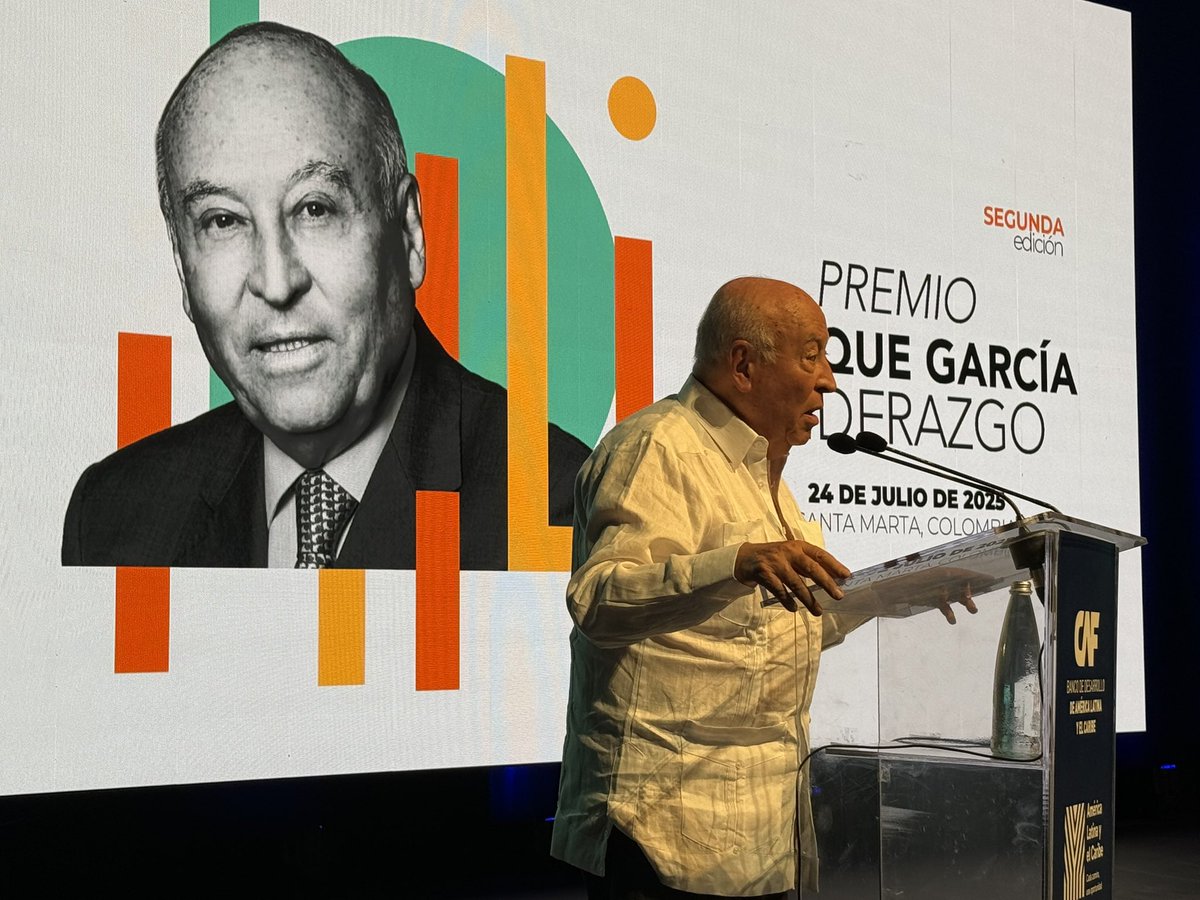 Durante la entrega del #PremioEnriqueGarcía al Liderazgo, el expresidente ejecutivo de CAF, Enrique García, expresó su emoción al ver cómo la institución continúa avanzando:

“Da gusto ver que, sobre la base construida, tú, <a href="/sergiodigra/">Sergio DiazGranados</a>, has seguido adelante”.

Enrique García