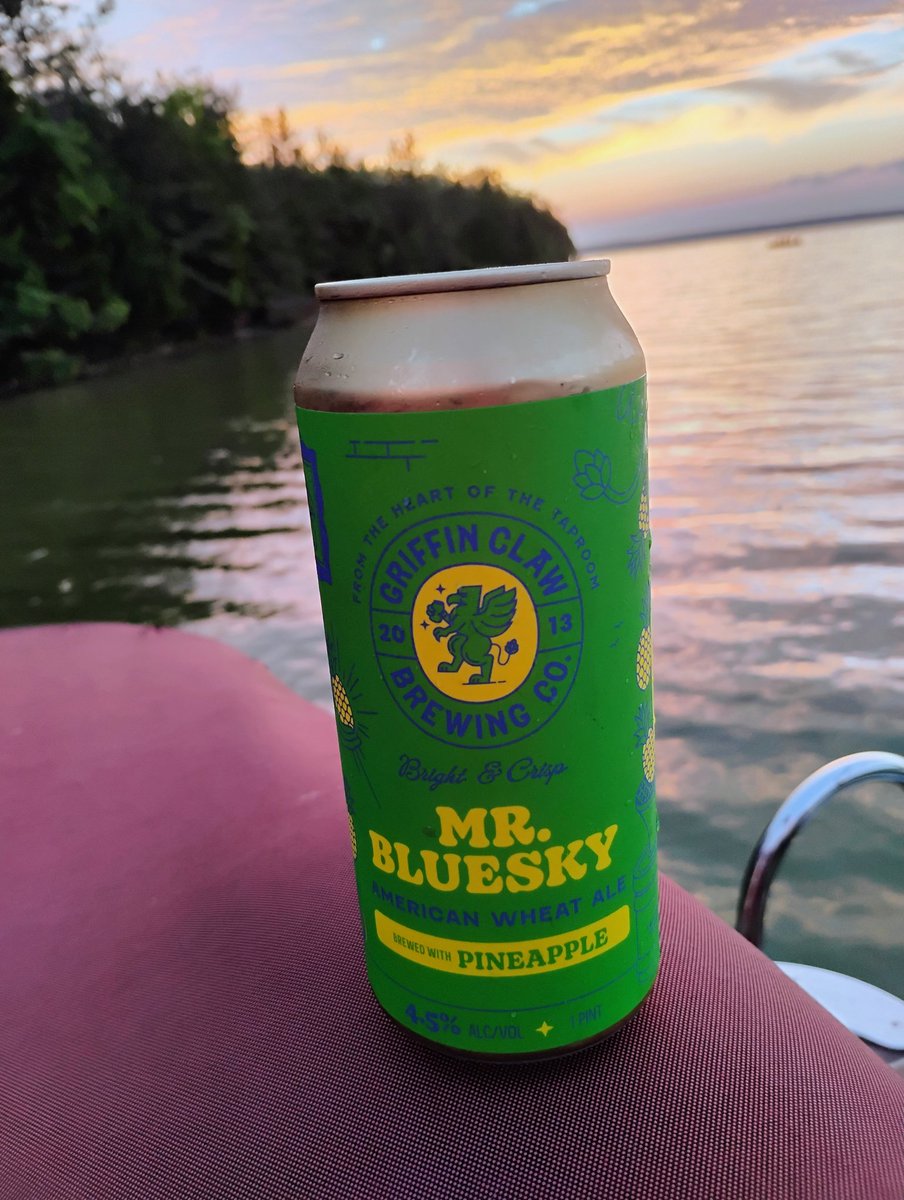 BeerSnobSean's tweet image. It's turned into a beautiful evening at the lake after the storms. All #michiganbeer choices again. @Griffinclaw pineapple wheat, Petoskey Brewing Belgian, @BellsBrewery Oberon Light. @Witchshatbrew @thestation310 @RustedSpoke @barrelaged_Art @DrGoodBeer @craftbeerkun #beer