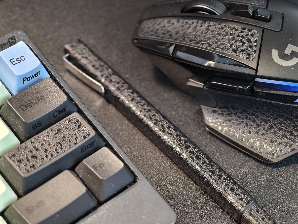 Gadget_Worker's tweet image. iPad用に気になってた @wraplus のスキンシール買ってみた。凹凸あってレザー感高めだし、何より粘着力が素晴らしい。フレームの余り部分をDIYで色んなガジェットにも流用。手の油分でテカテカになる部分や加水分解してる部分に貼るの超オススメ。
amzn.to/4f6k2UJ