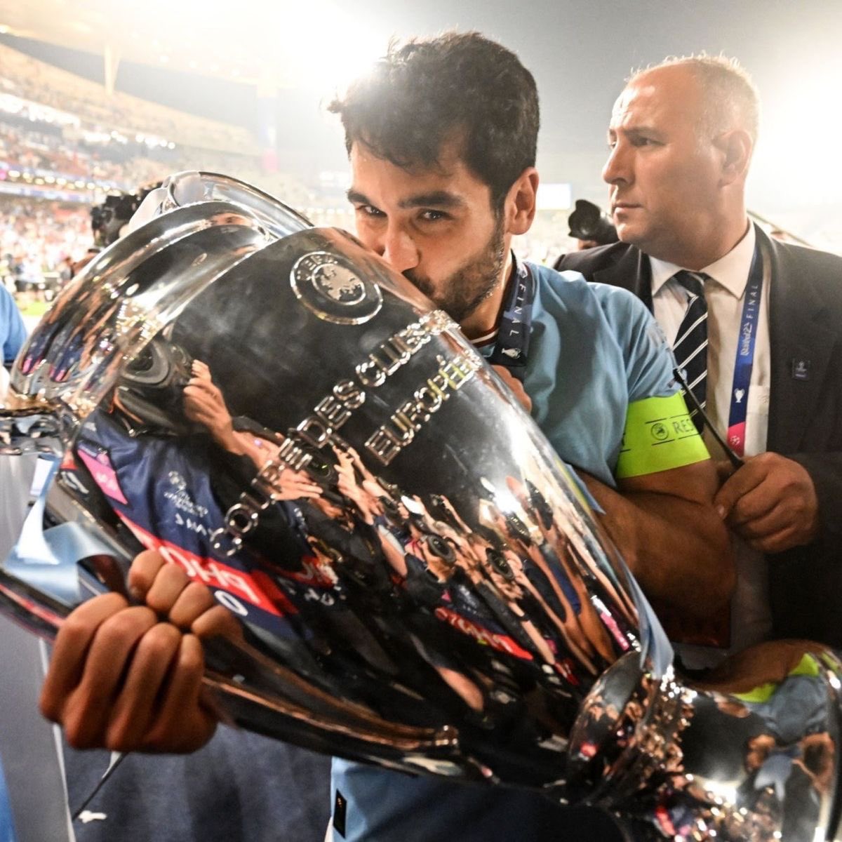 fodensss's tweet image. Necesito que se vaya, no quiero verlo arrastrarse en la cancha, no quiero que sea responsable de errores o partidos perdido. Mira lo que es esta foto, el capitán, un ídolo. Te amo Gundo, por favor, andate.