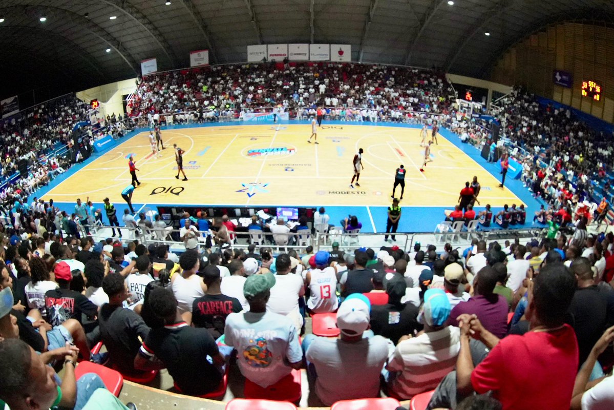 lnbrd's tweet image. La gente en San Cristóbal ta’ gozando este partidazo como se debe 😎🏀
#LNB #LaSuperLiga