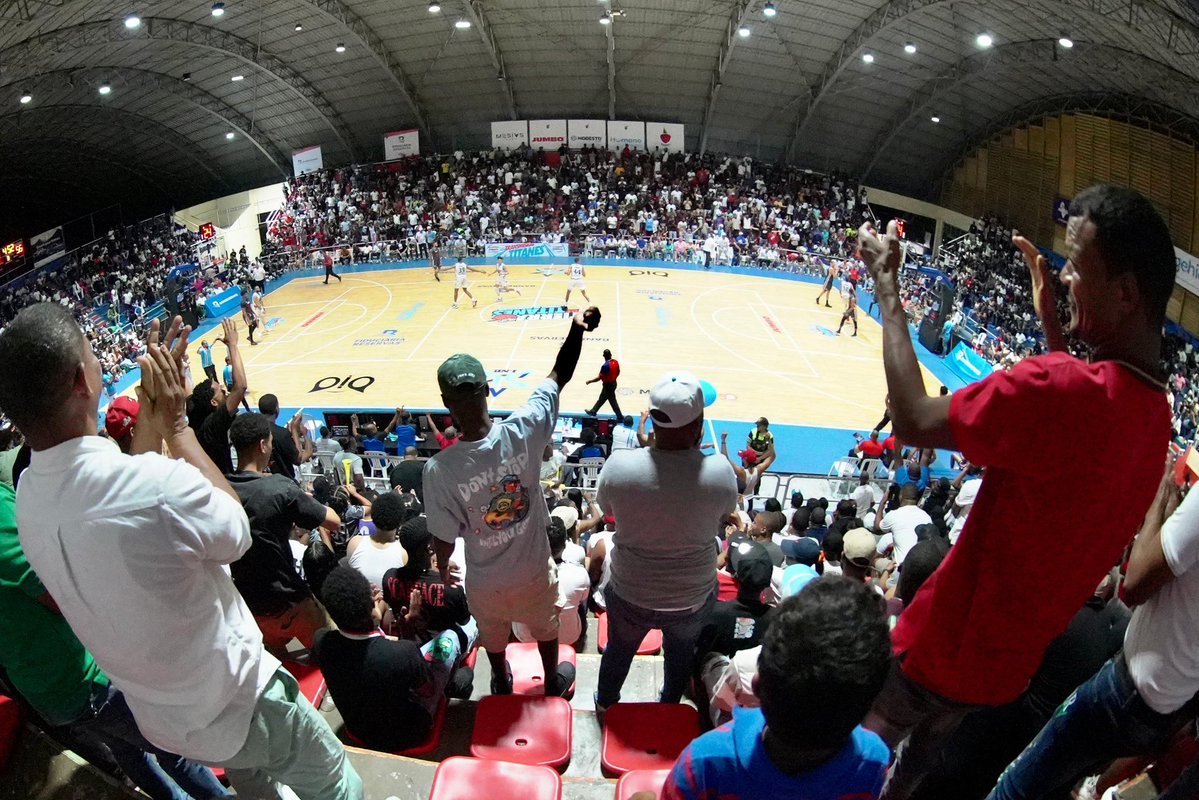 lnbrd's tweet image. La gente en San Cristóbal ta’ gozando este partidazo como se debe 😎🏀
#LNB #LaSuperLiga