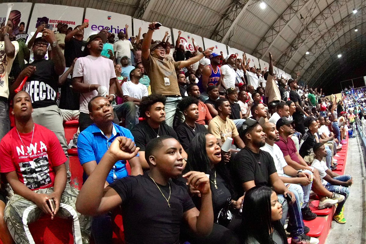 lnbrd's tweet image. La gente en San Cristóbal ta’ gozando este partidazo como se debe 😎🏀
#LNB #LaSuperLiga