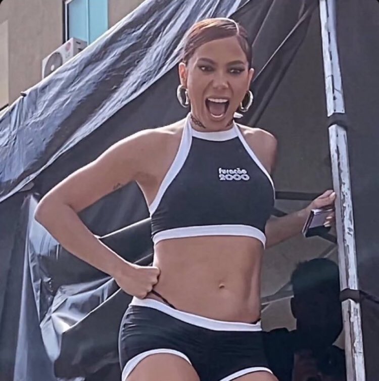 xdougzza's tweet image. nunca mais ninguem postou aquele video da anitta e da camilla dançando paradinha falando que foi há um ano atras sendo que foi em 2016