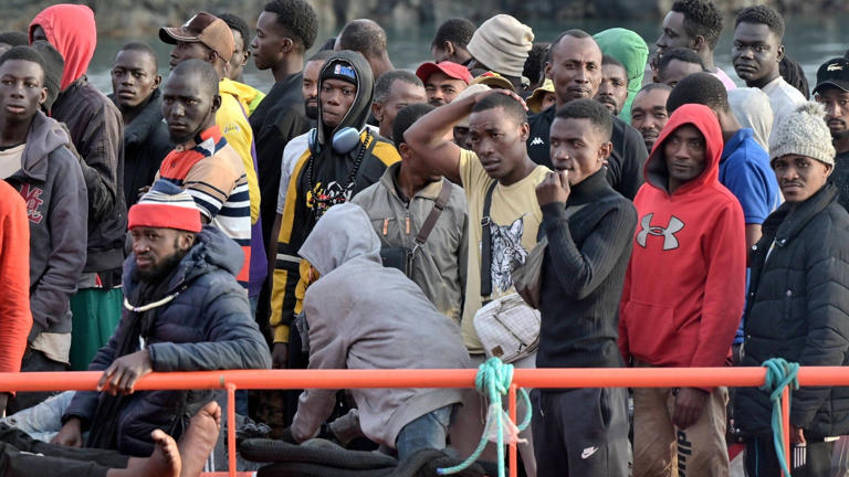 UkroWatch's tweet image. Policja zatrzymała 52-letniego Ukraińca, który przewoził 15 migrantów z Ukrainy, Indii i Nepalu w 8-osobowym busie.
Czytaj więcej:msn.com/pl-pl/wiadomos…
Obserwuj: @ukrowatch