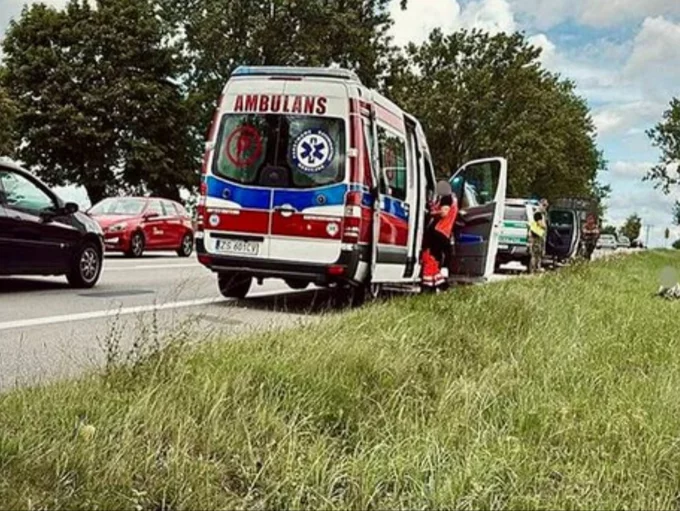 UkroWatch's tweet image. Patrol SG i ŻW zatrzymał samochód prowadzony przez Ukraińca który przewoził w nim 5 kobiet podających się za Erytrejki. Jedna z nich trafiła do szpitala.
Czytaj więcej:wprost.pl/kraj/12081334/…
Obserwuj: @ukrowatch