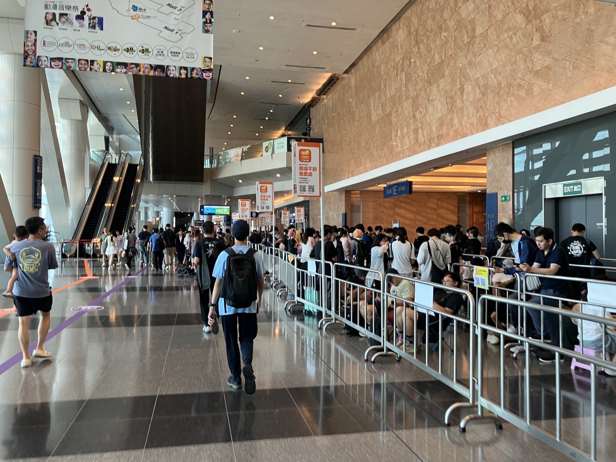 nandakaomo's tweet image. ACGHK到着しました！今日は香港で祝日なので、たくさん人が集まってます！