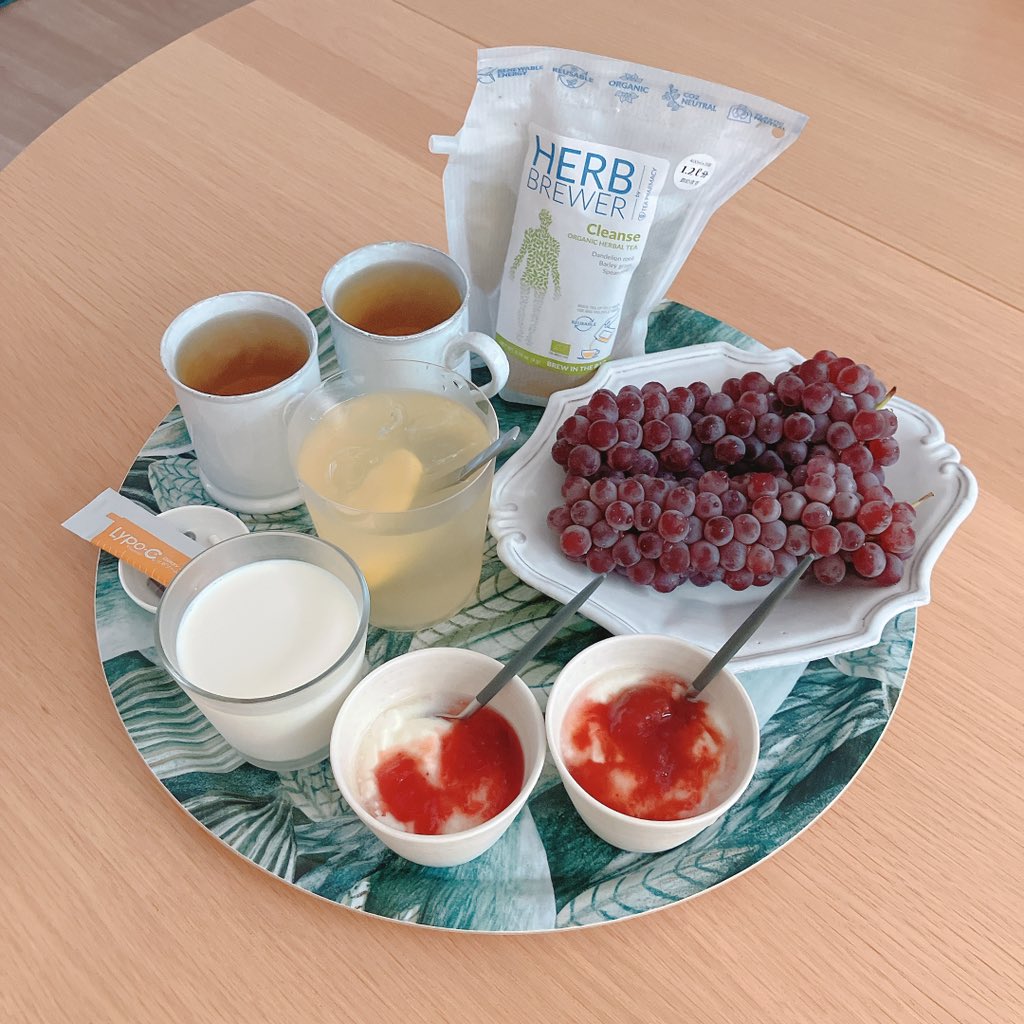 chihacenti's tweet image. 肉ざんまいしたので、朝は点滴と呼んでいるハーブティー。牛乳は夫の。