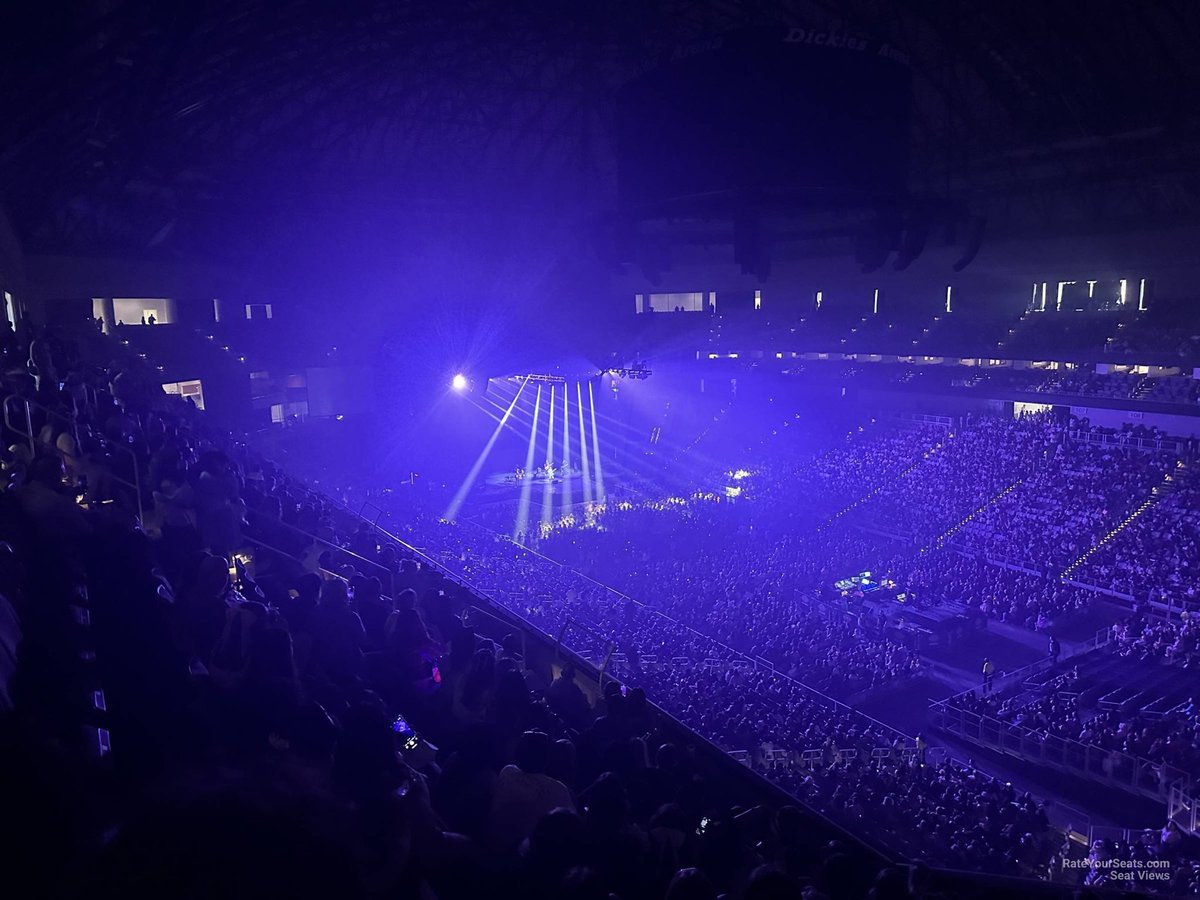 15thtrackonguts's tweet image. this is my view when I see benson… $450 for 2 people..
I can’t see his abs up close 😭😔☹️