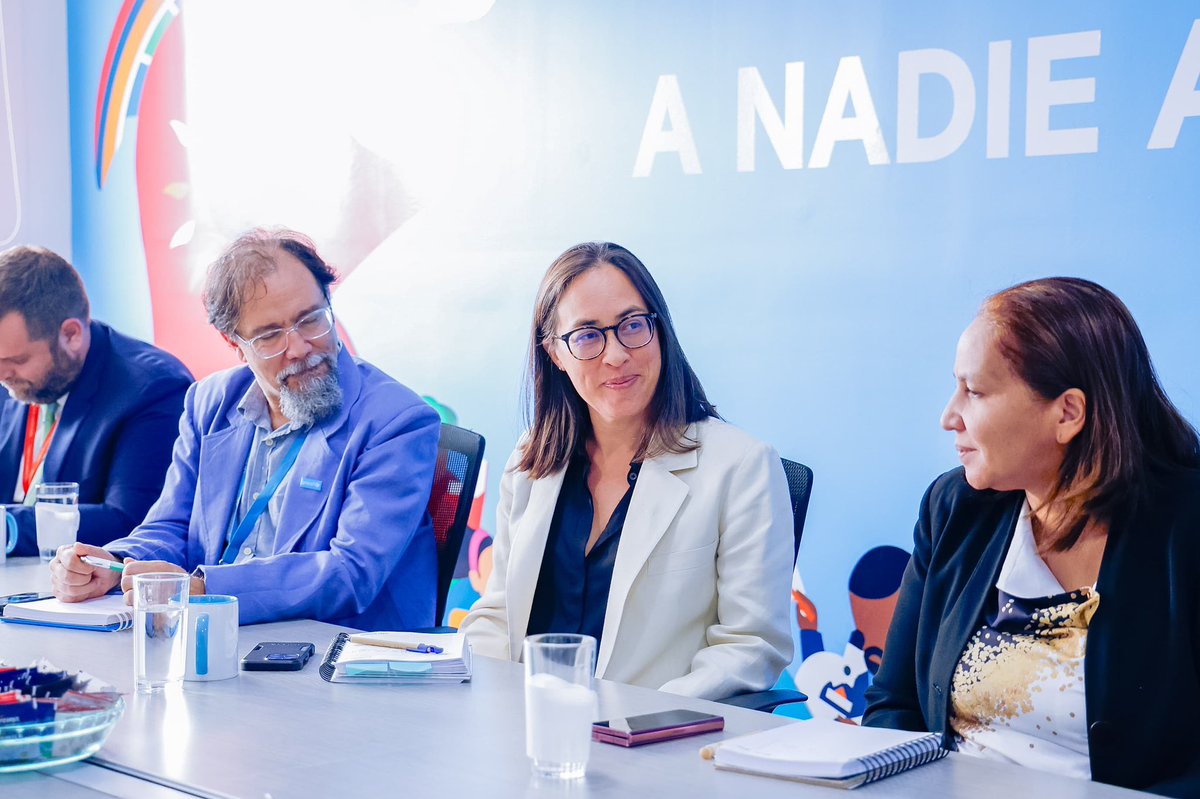 Desarrollo Social (@sedesolhn) on Twitter photo Desde el Gobierno de la presidenta <a href="/XiomaraCastroZ/">Xiomara Castro de Zelaya</a>, hemos puesto a las personas en el centro. Especialmente a quienes más lo necesitan.
Hoy, compartimos con las agencias de <a href="/ONUHonduras/">ONU Honduras</a> las prioridades del sector social, y recibimos su valioso respaldo. Desde el Gobierno de la presidenta <a href="/XiomaraCastroZ/">Xiomara Castro de Zelaya</a>, hemos puesto a las personas en el centro. Especialmente a quienes más lo necesitan.
Hoy, compartimos con las agencias de <a href="/ONUHonduras/">ONU Honduras</a> las prioridades del sector social, y recibimos su valioso respaldo.