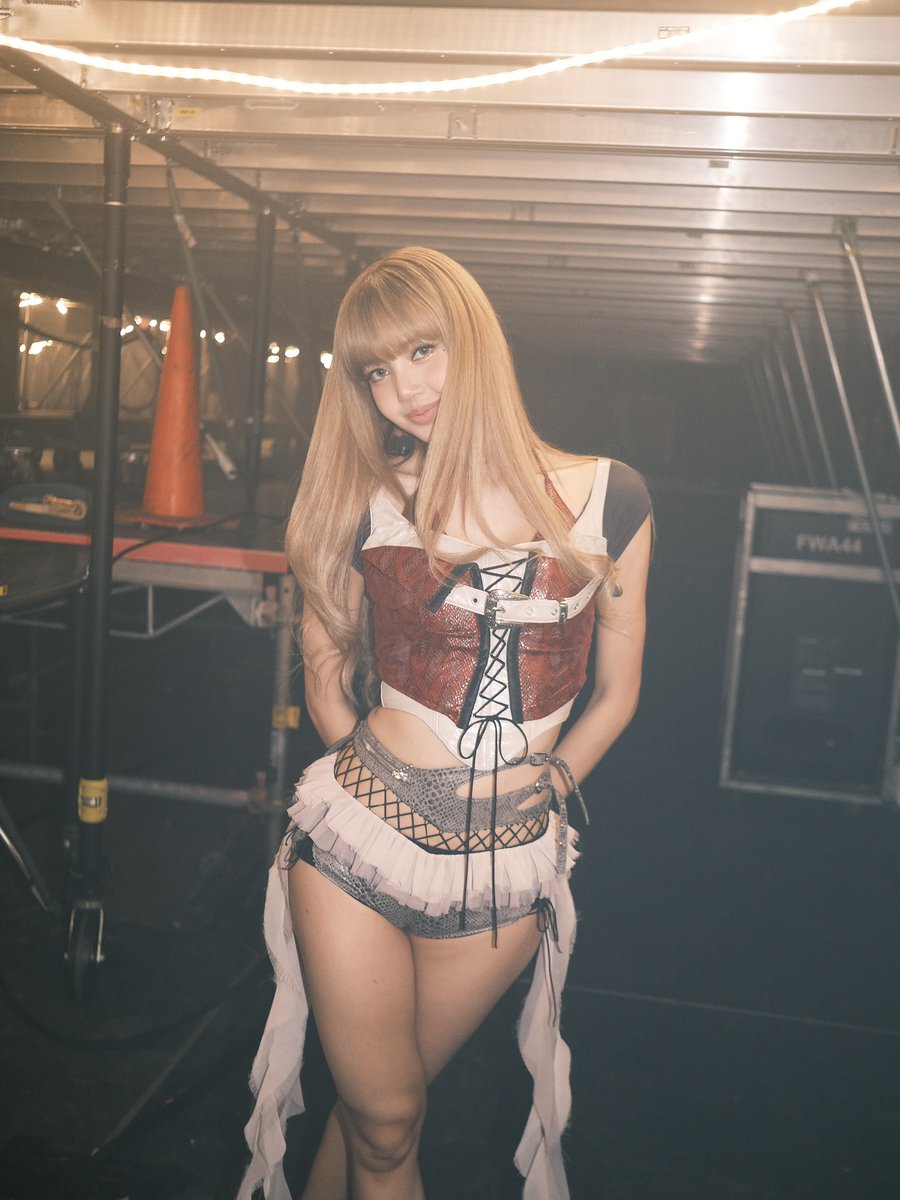 LALISA PICS 4K tweet media