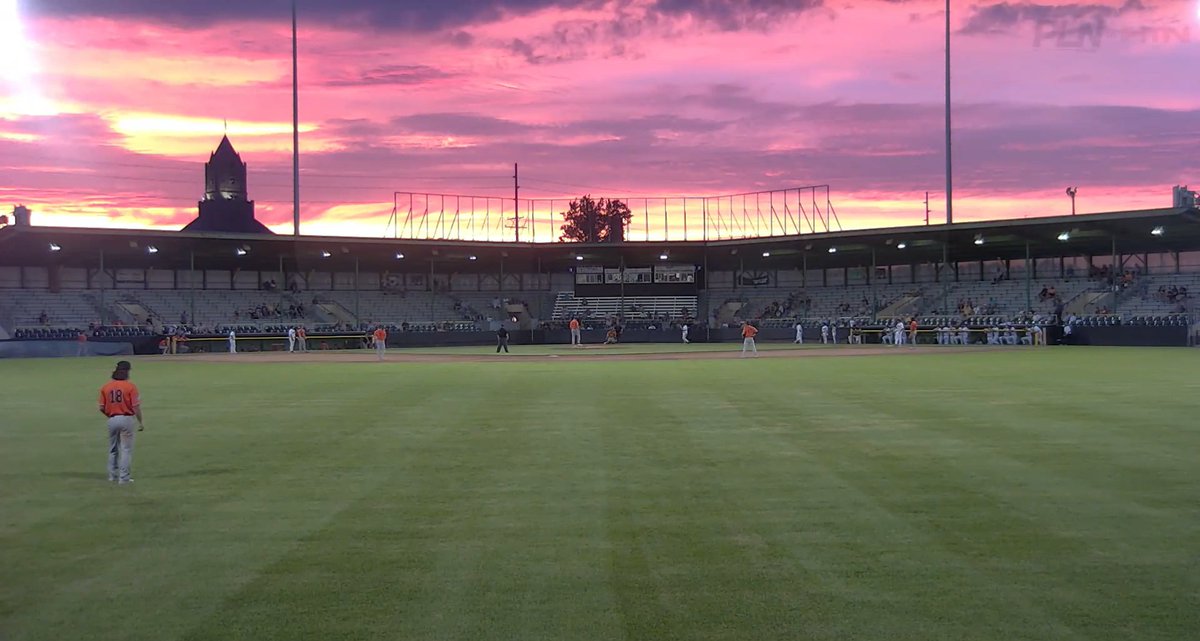 LumberKings's tweet image. Baseball skies in Clinton, IA!
What a sight! 🌇
#CrownedInClinton #BaseballSky